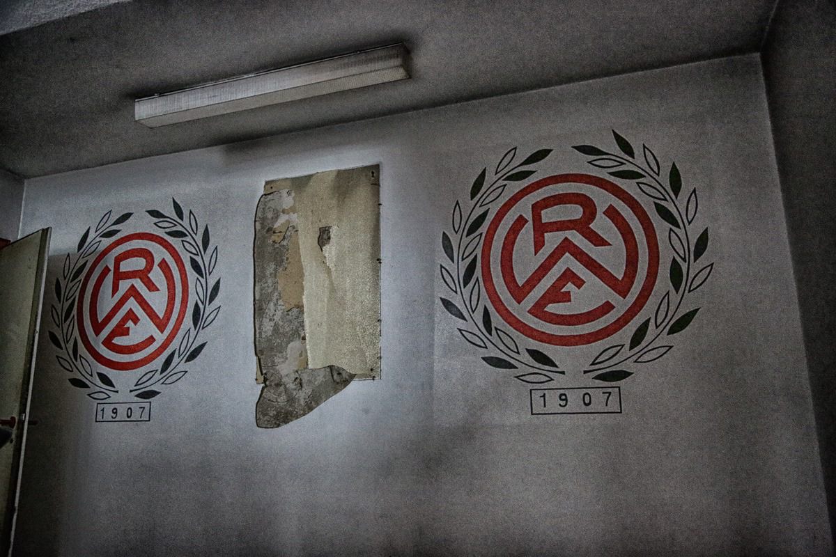 haupttribuene georg melches stadion von rot weiss essen 