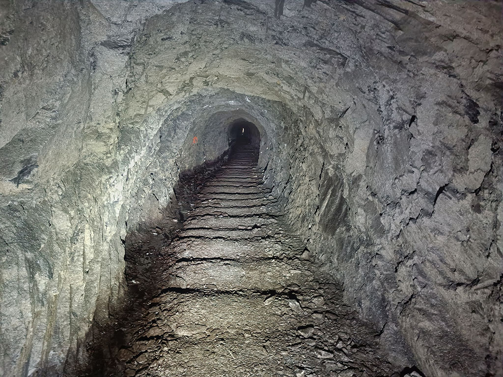 Stollenstrecke in der alten Schiefergrube Ostermorgen