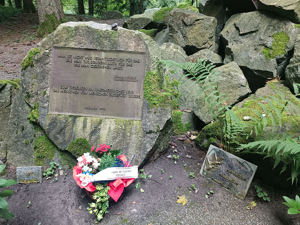 Im stillen Gedenken an der Vulkan Gedenkstätte Im stillen Gedenken an der Vulkan Gedenkstätte