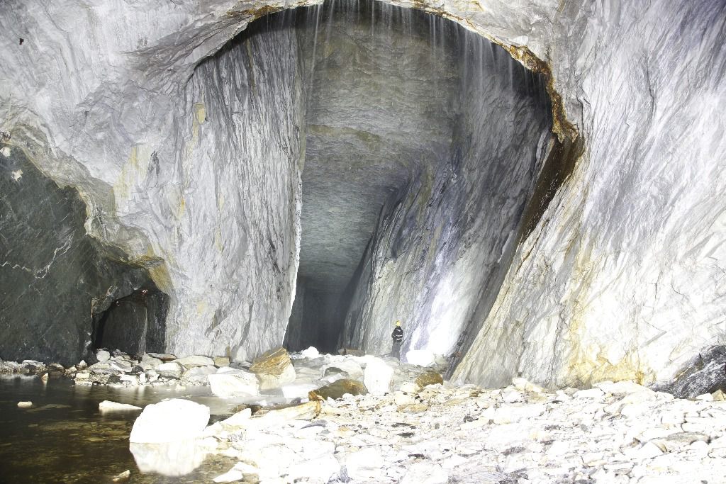 Gigantische Abbauhallen im Altbergbau mit hunderten von Metern Länge