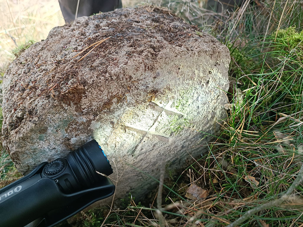 Lochstein mit Schlägel und Eisen Zeichen