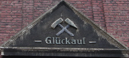 Glück Auf am Zechen Gebäude